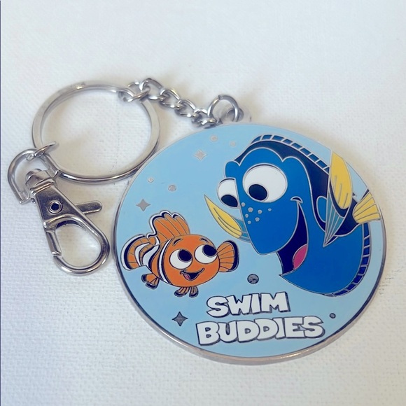 Disney Pixar Fest Nemo Dory Commemorative Key Chain Bag Charm Medallion - Picture 1 of 4